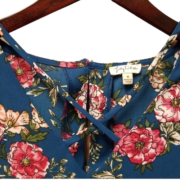 3/$15 Lily White Floral Blouse - Medium - Picture 3 of 6